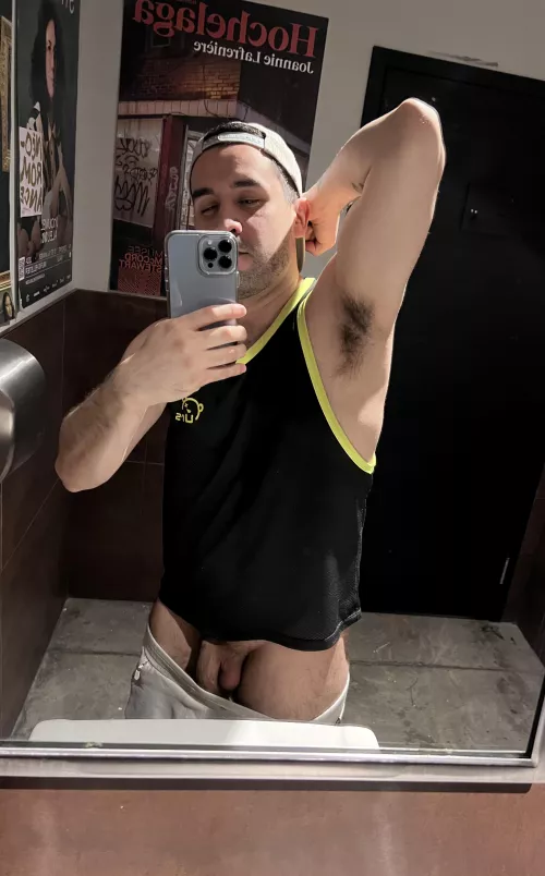 Pit pics in public bathrooms -> a must?!