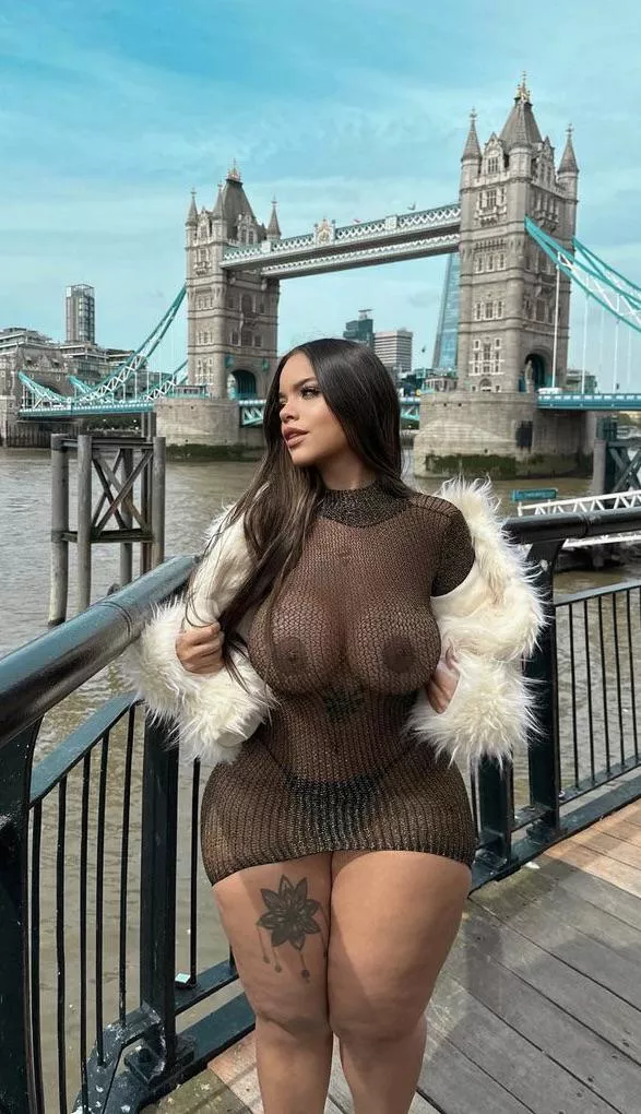 This babe is sooooo thick