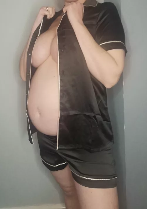 When your belly is this good, it's a shame to hide it away