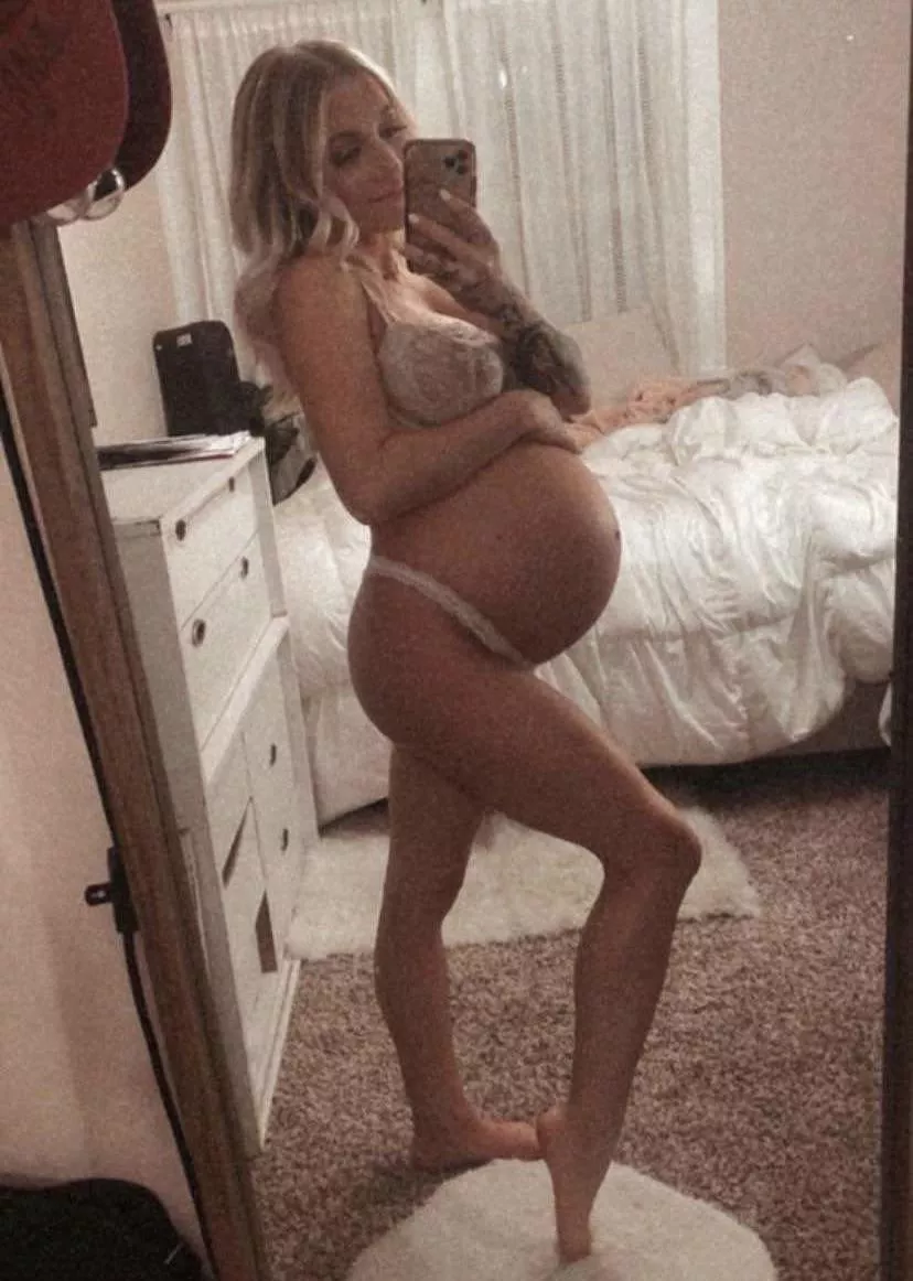 Who likes my big preggo belly?