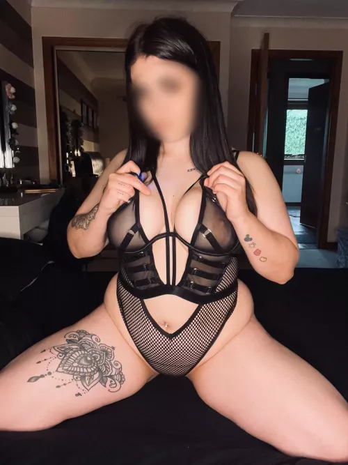 Who would put their head between these thighs ?