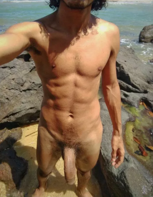 You’re at the beach and suddenly see this… What would you do? 🏖️