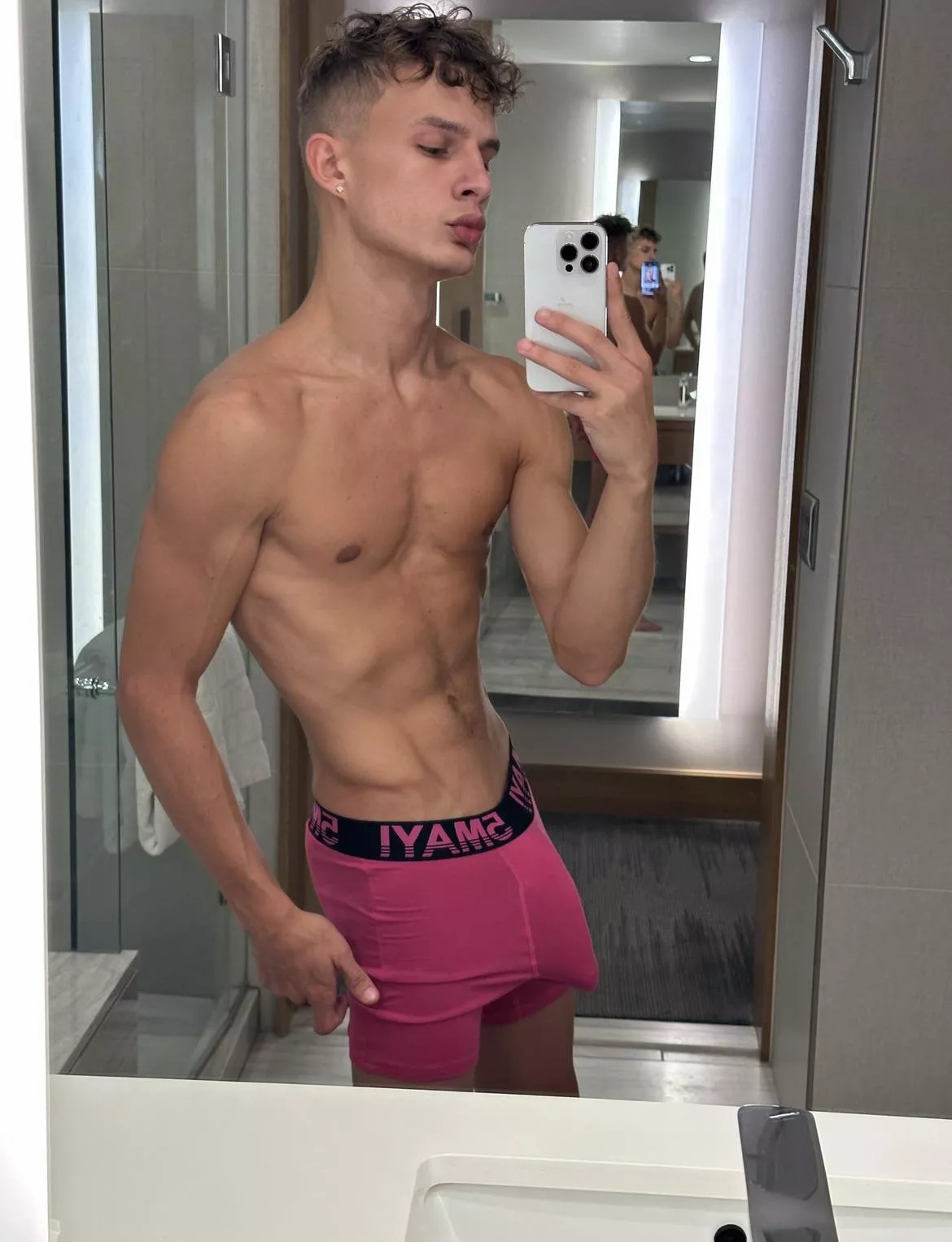 (18) hey can i send you nudes