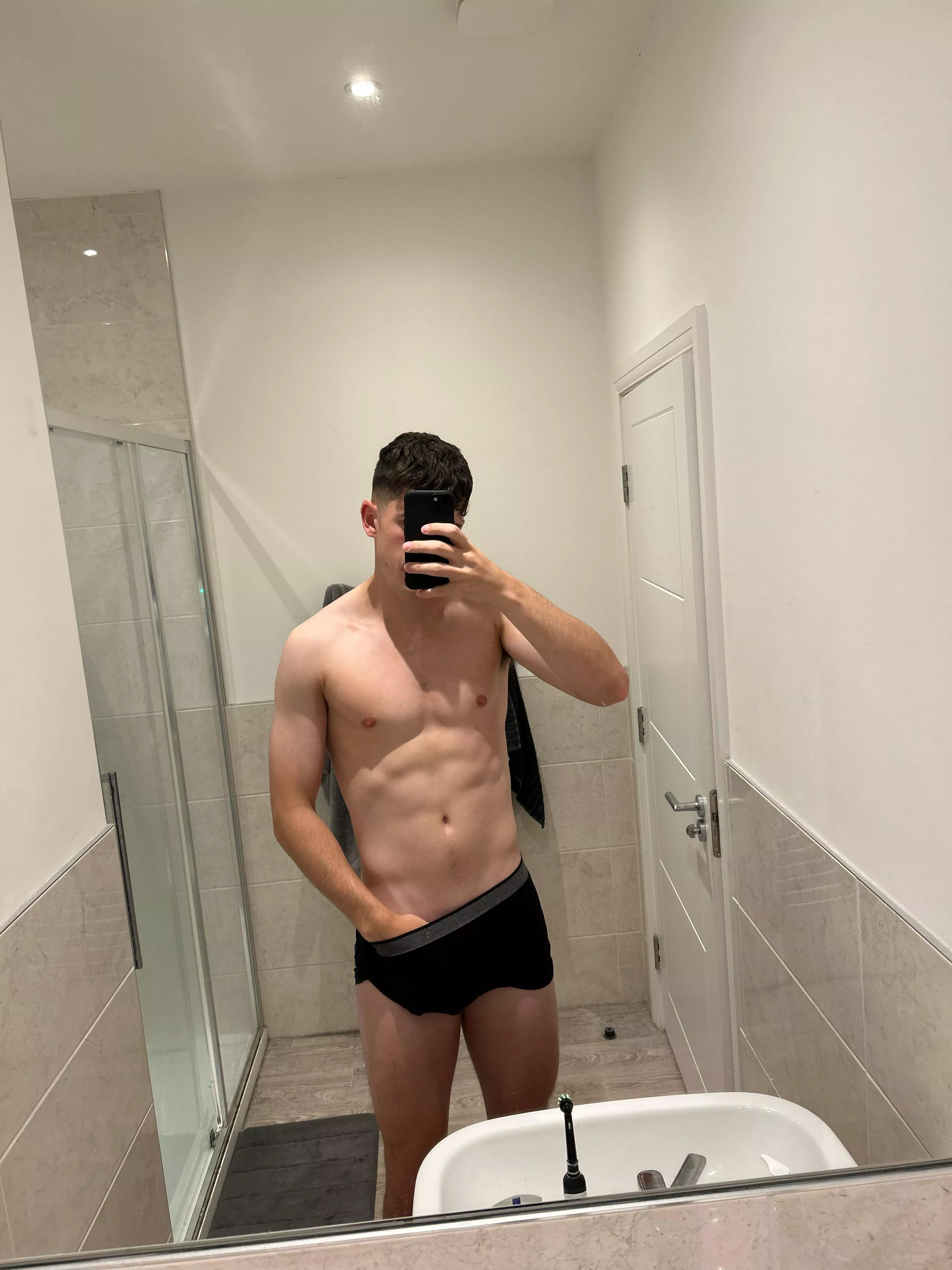 21|Top|Uk. Need a bottom to show ass. Z_123689