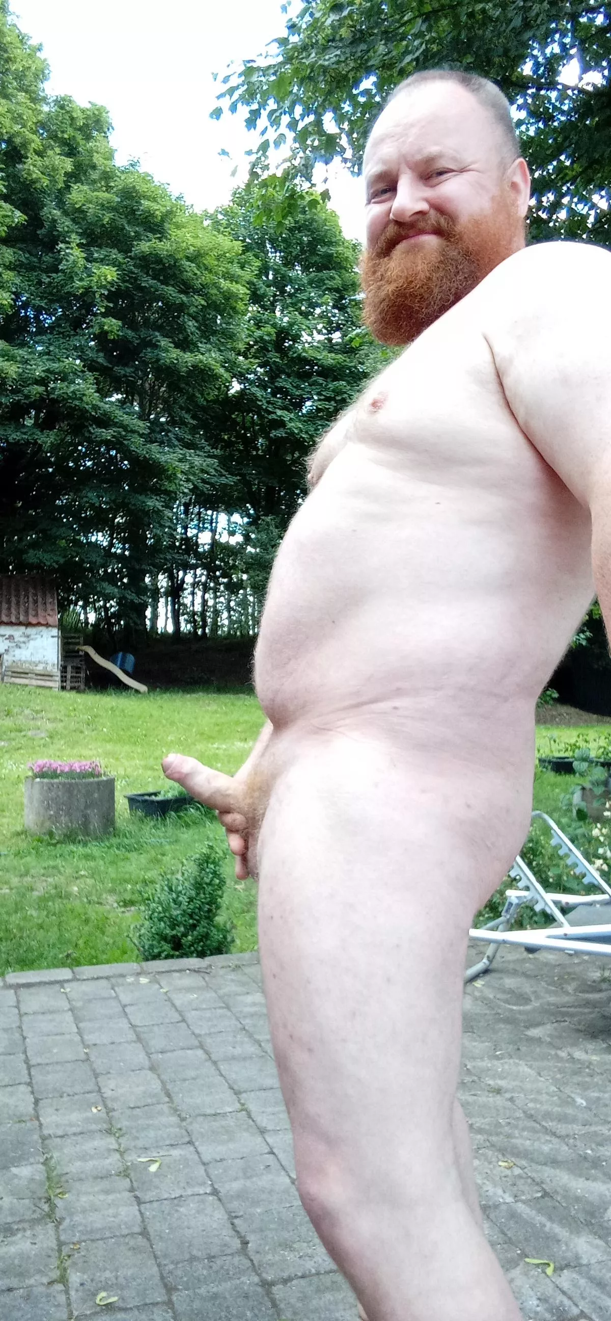 [42] Wanna play with a chubby daddy outside 😜😘