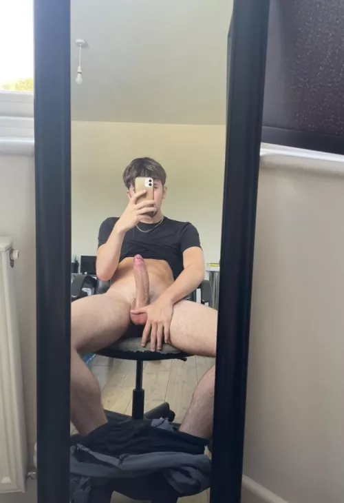 Anyone here into a gaymer with 8.5 inches, looking for a friend with some added benefits ;)