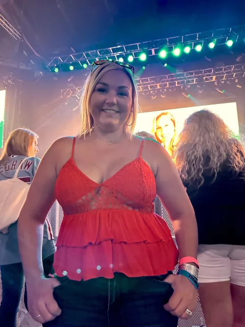 Cleavage AND underboob visible for this concert top!💋