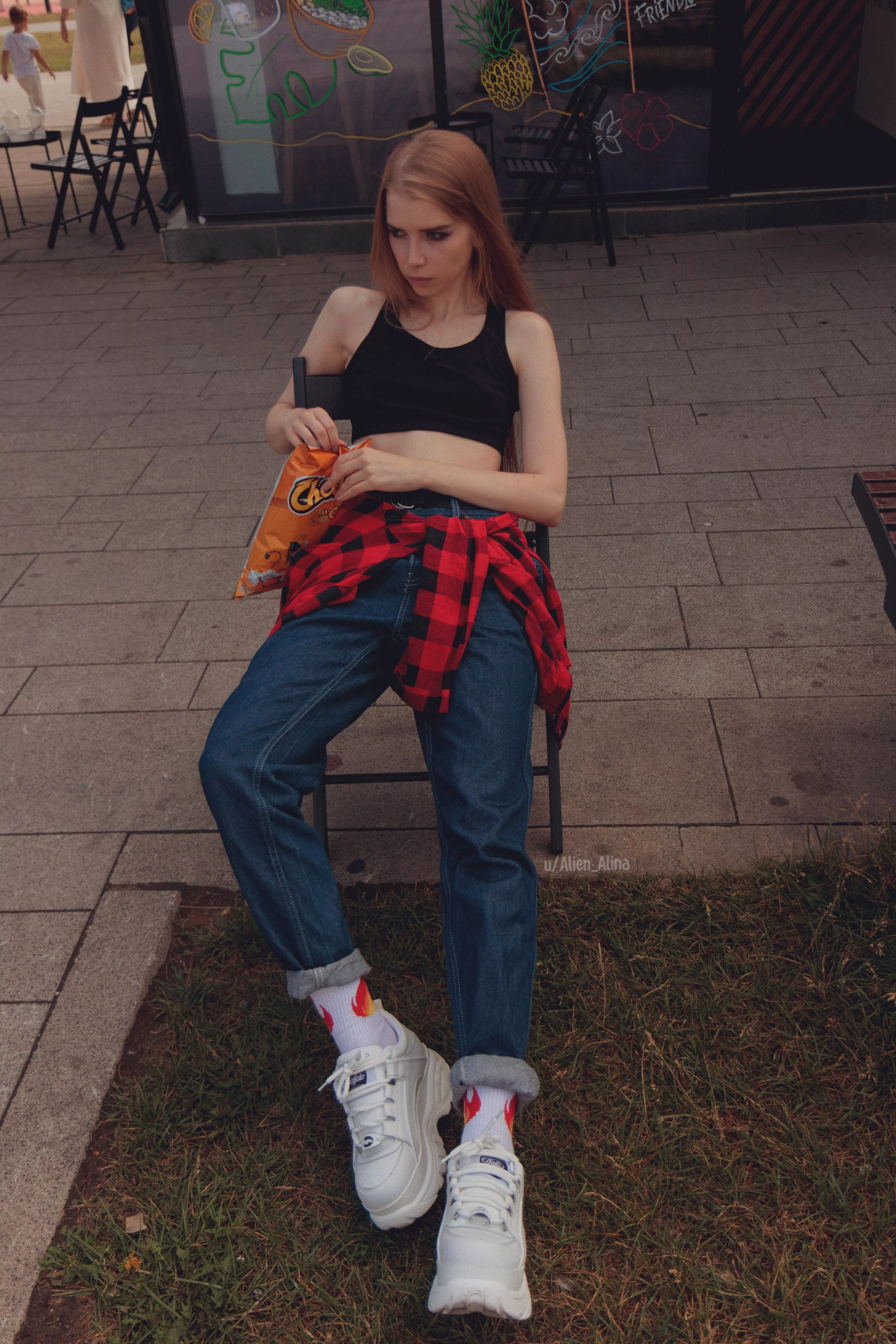 completed the outfit with a bag of chips