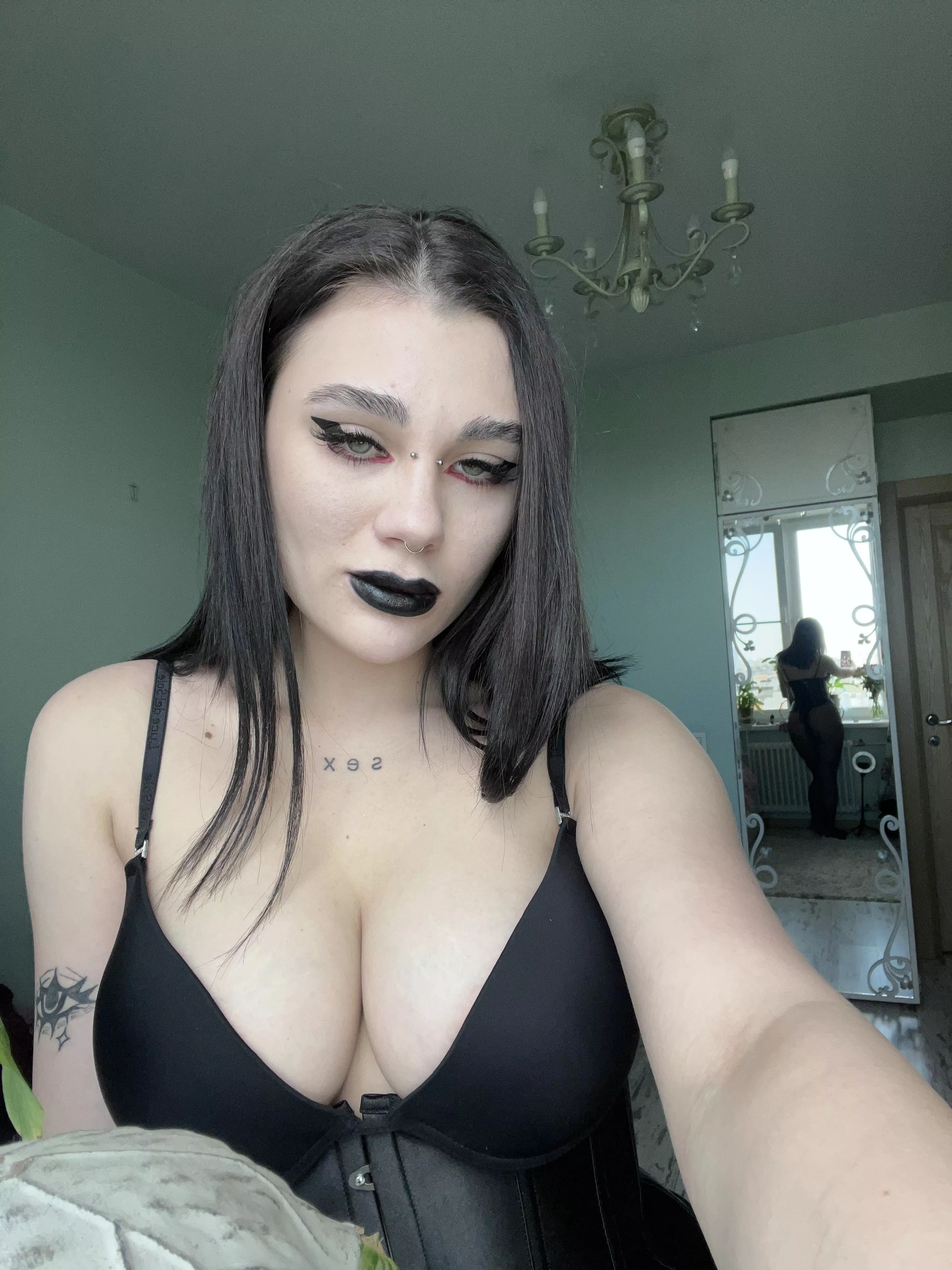 Goth girl has nice tits for you