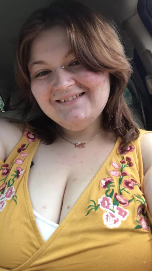 Hey everyone! ( ignore my bra showing lmao I ended up fixing the dress after this so 😂 )