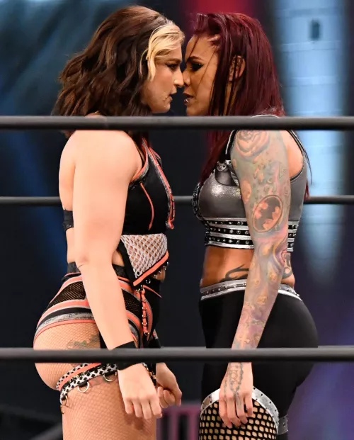 Jamie Hayter & Mercedes Martinez