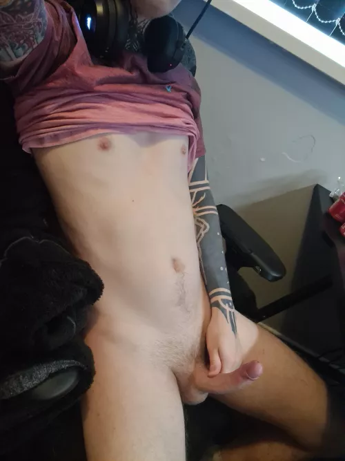 Need someone to come suck me off 😈