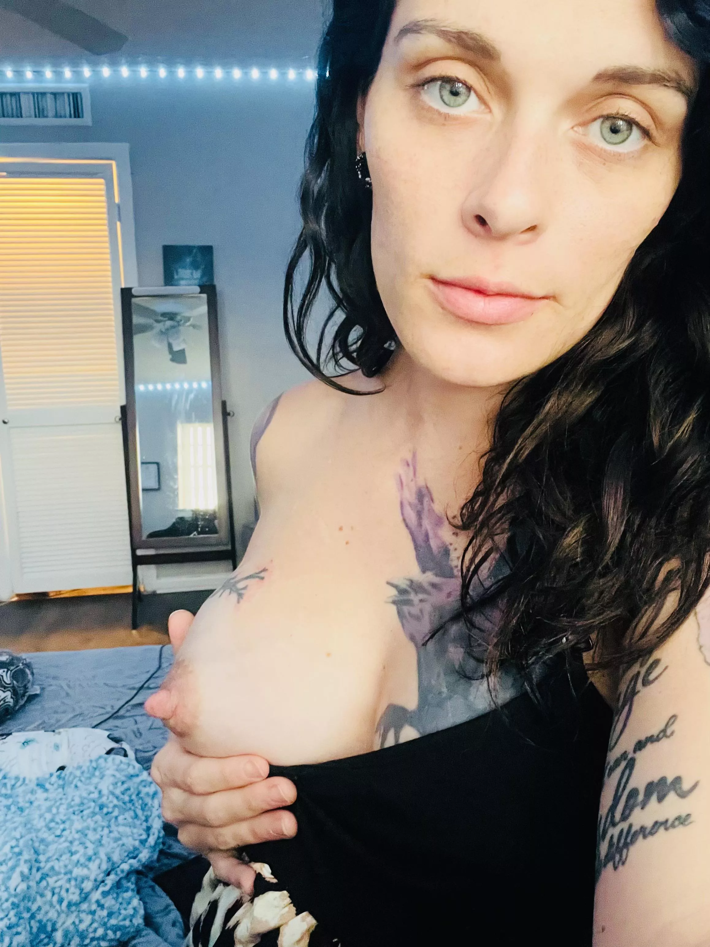 Slide into my DMs on OnlyFans and say “mommy” and I will send you back something sexy 😈 Free PPV page and $4 VIP