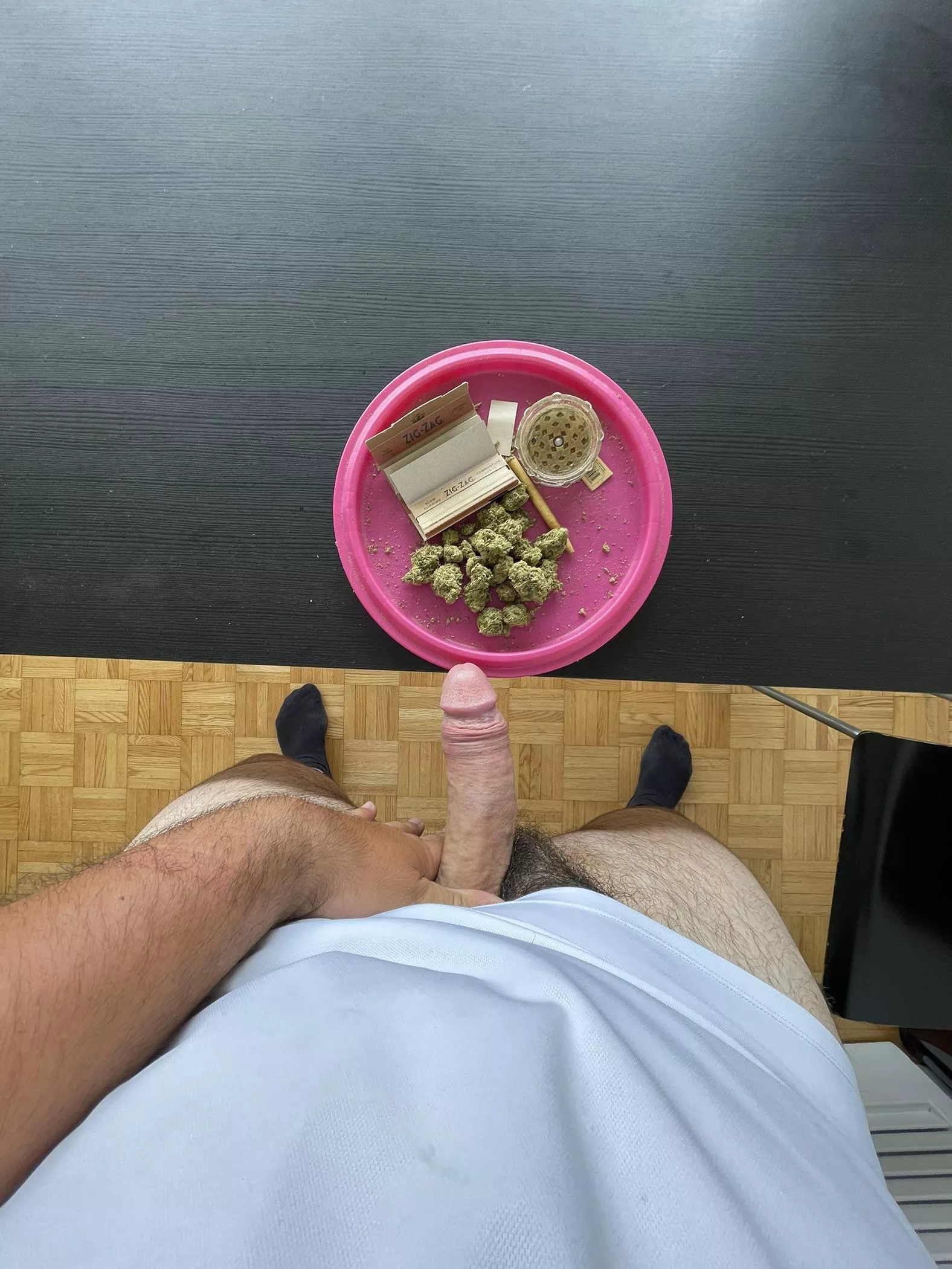 Sunday spent s(m)oking and stroking 😈🍆