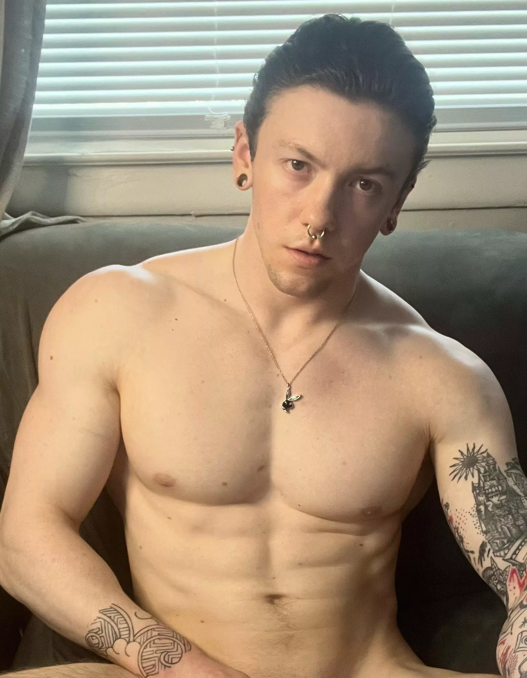 Who wants to let me inside them tonight?