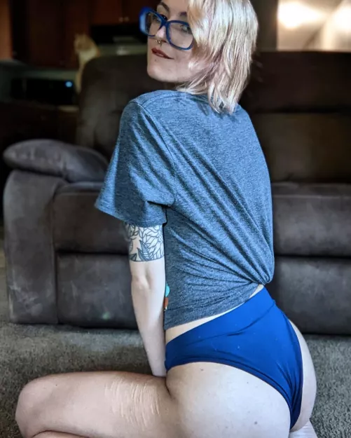 Asses and glasses, they even rhyme. 🍑