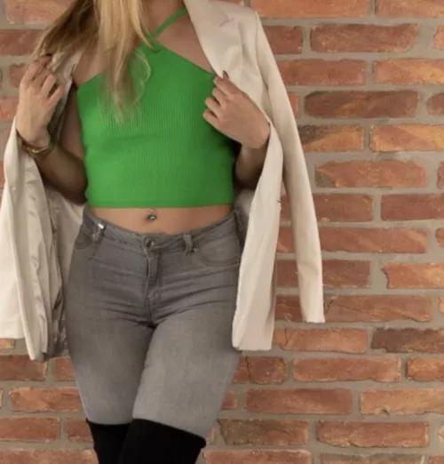 I love mixing a business look with that street style 😇