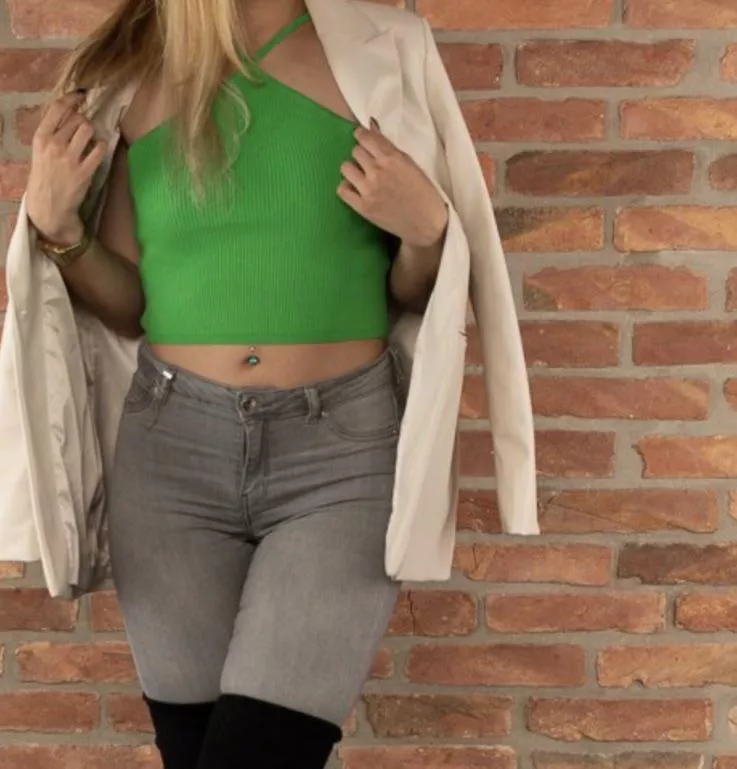 I love mixing a business look with that street style 😇