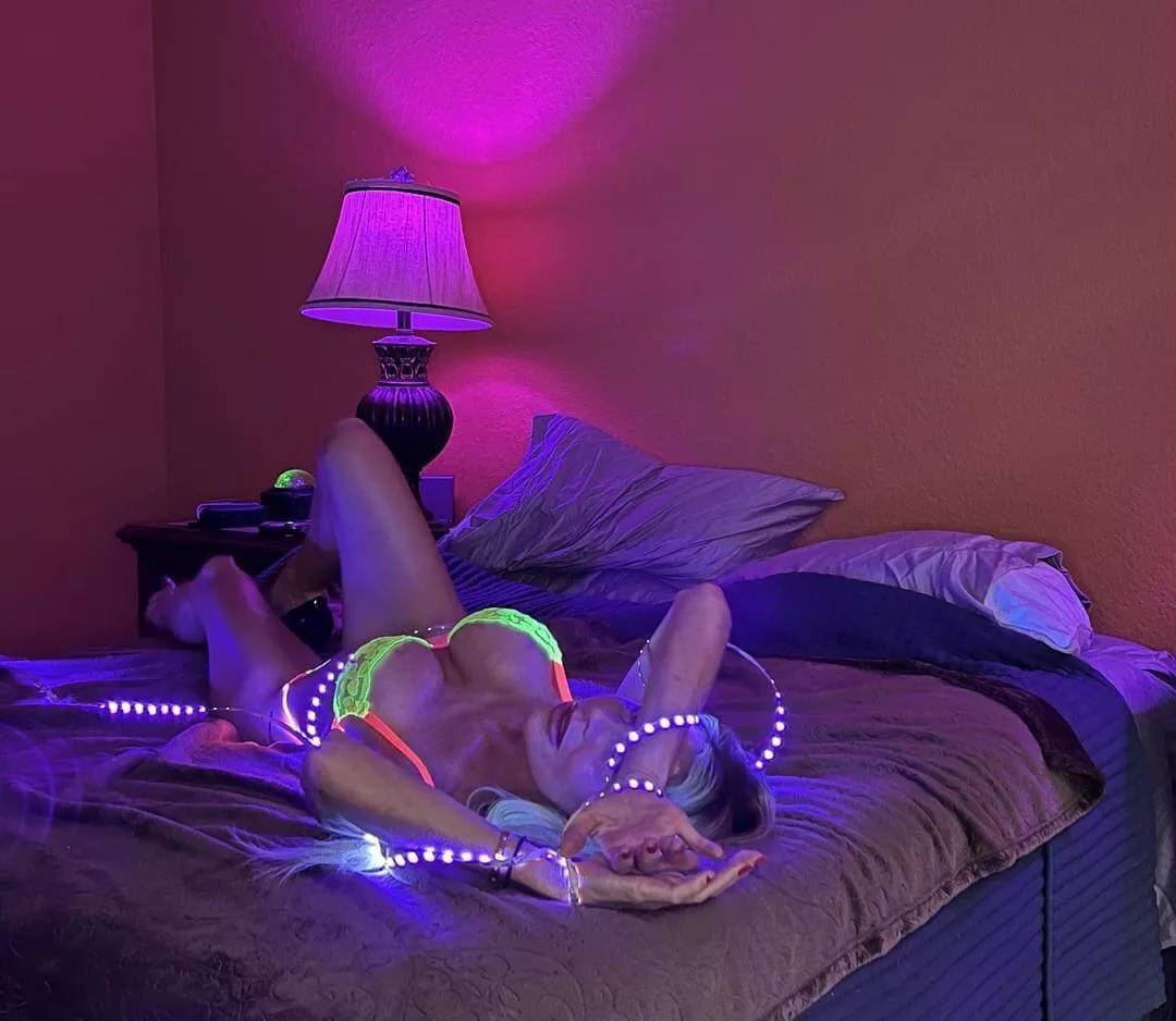 I love playing under the black lights