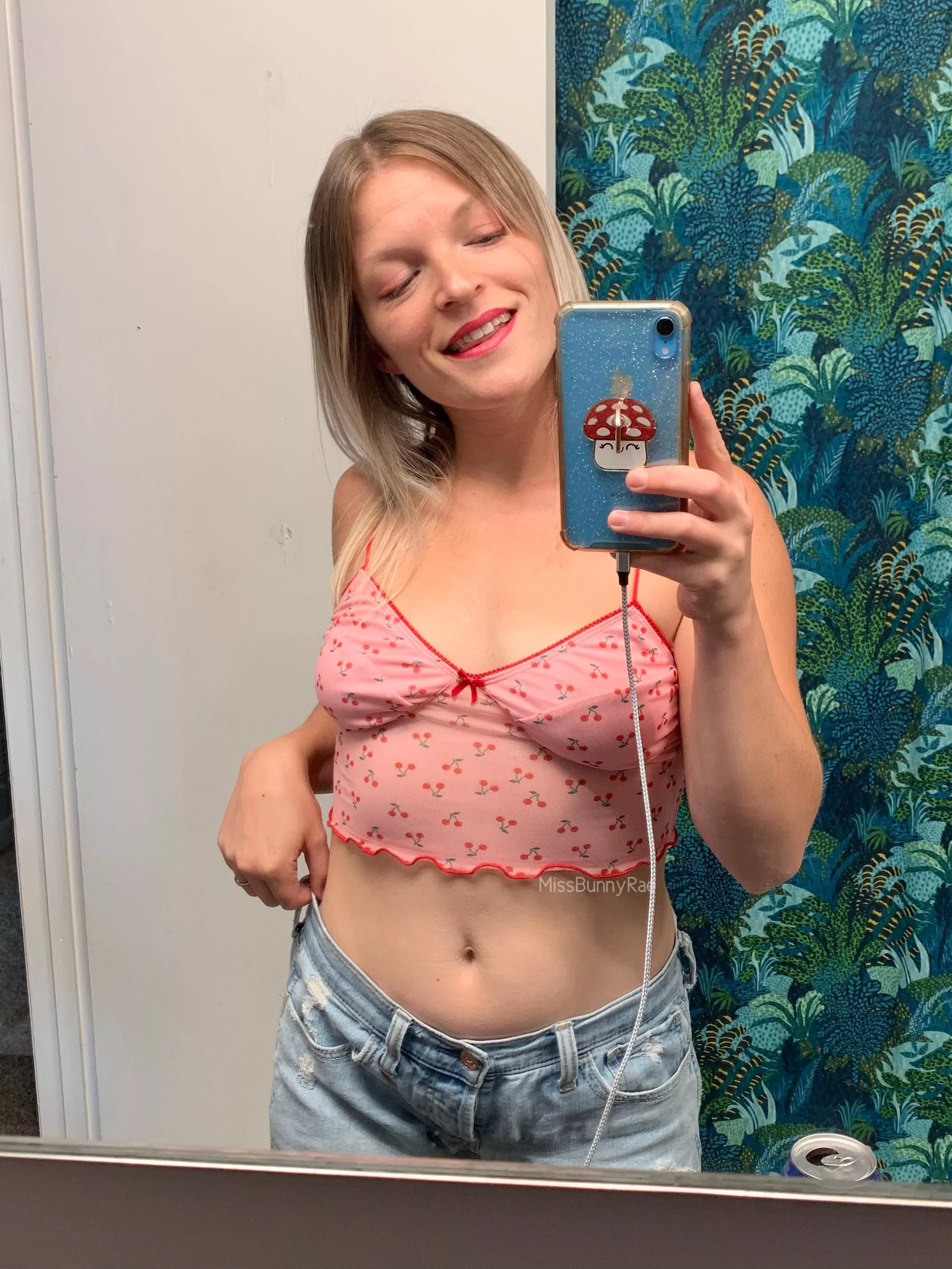 I love this Y2k vibe top