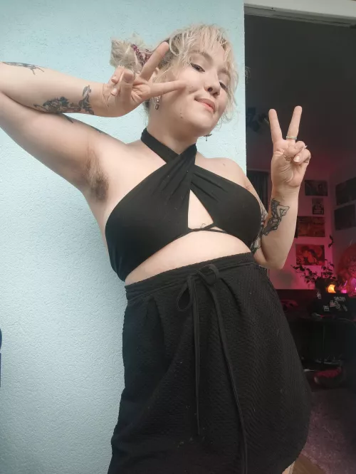 It's nice to meet lovers of hairy armpits :3