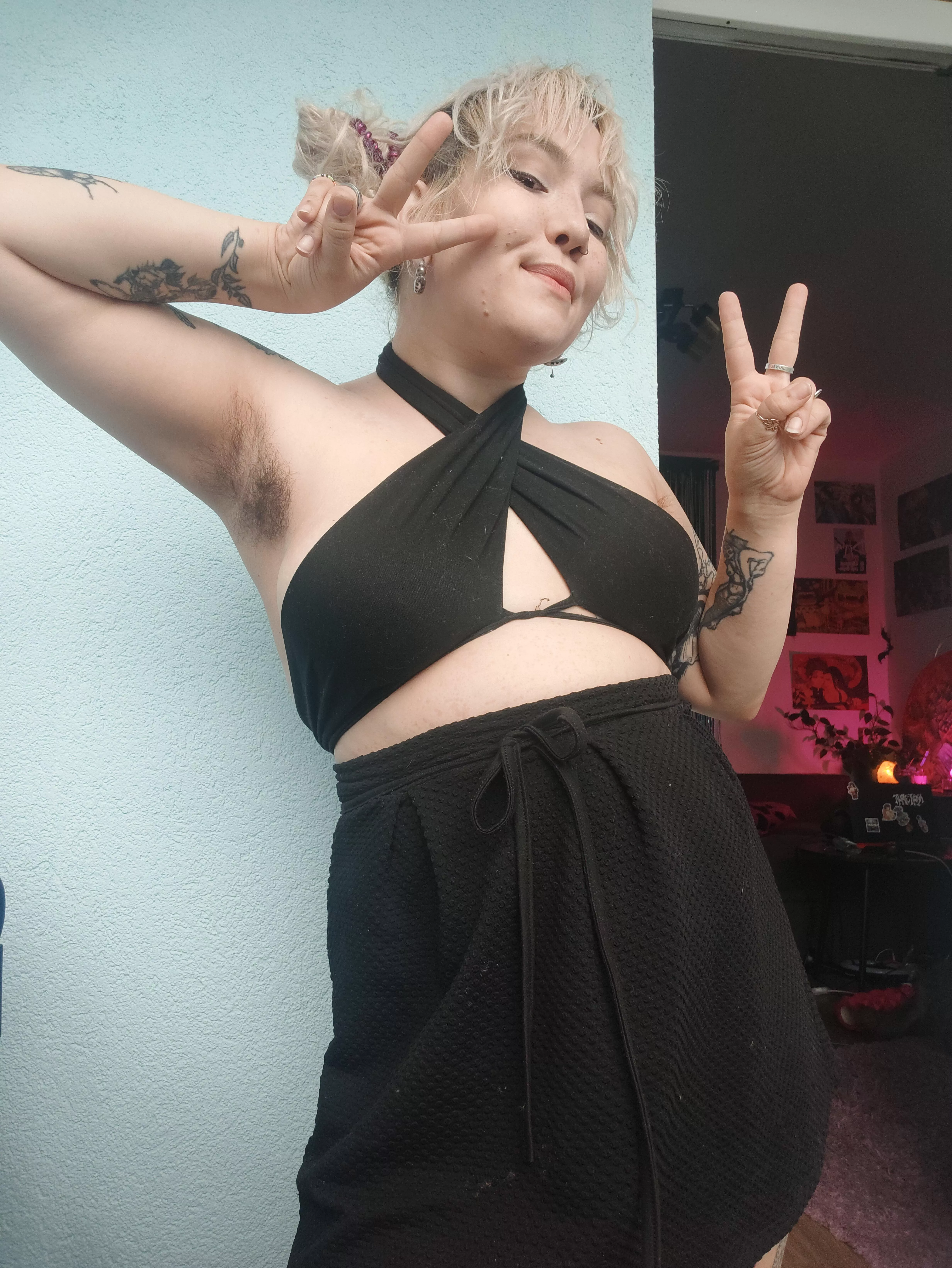 It's nice to meet lovers of hairy armpits :3