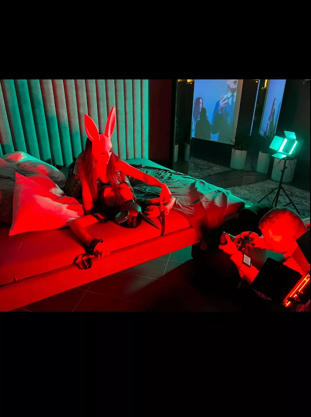 Pose.... filming video BDSM