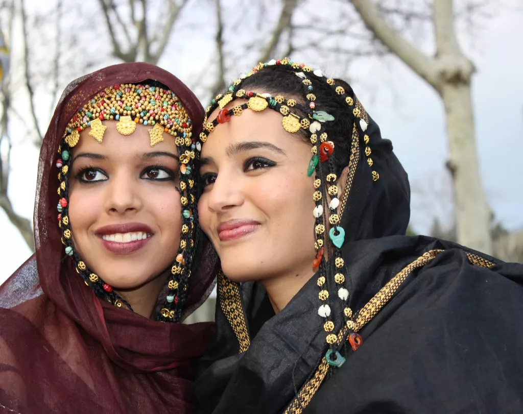 Sahrawi girls using melfas