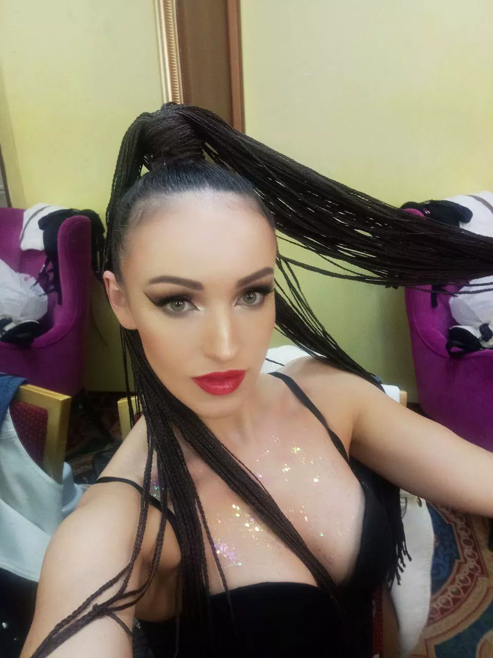 💋 Seeking someone who can handle my wit and sarcasm – the kind that's both smart and charming!