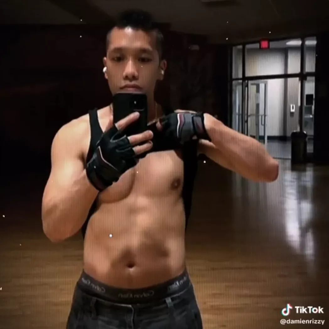 Showing off my tiddies at the gym