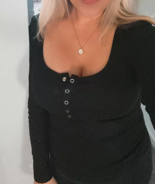 This milf needs some naughty attention on this Sunday evening