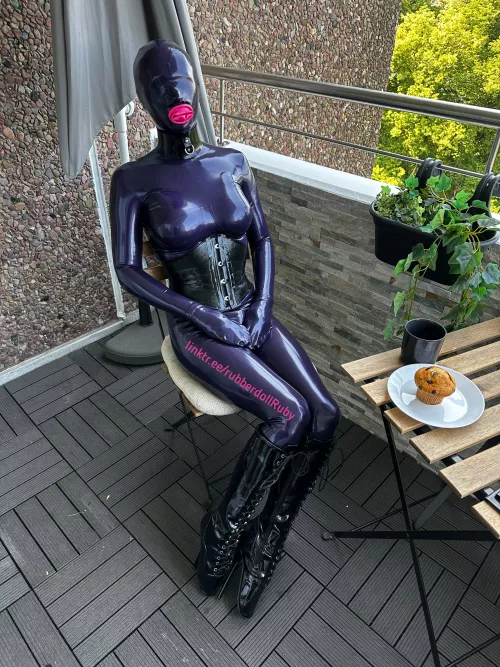 Willing rubber doll slut for you 😏