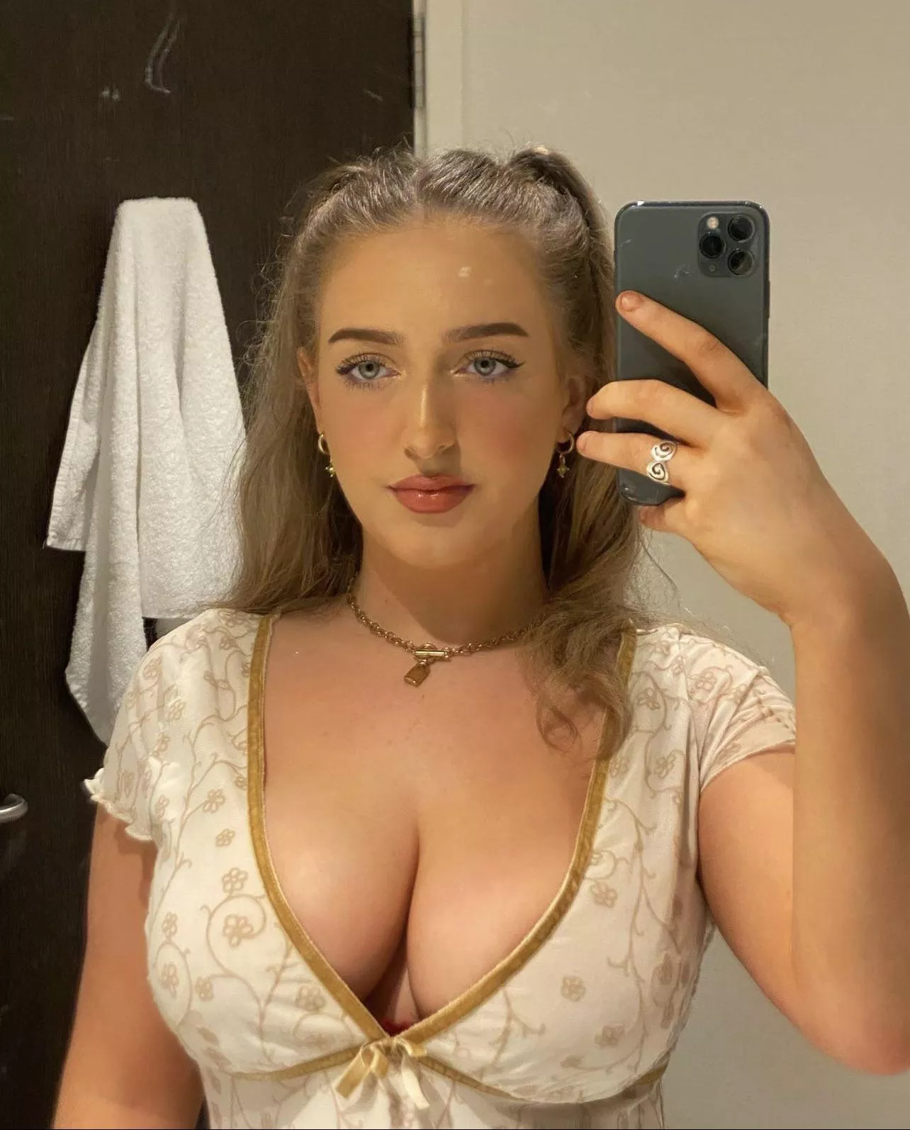 bathroom selfie 🤍 IUTR