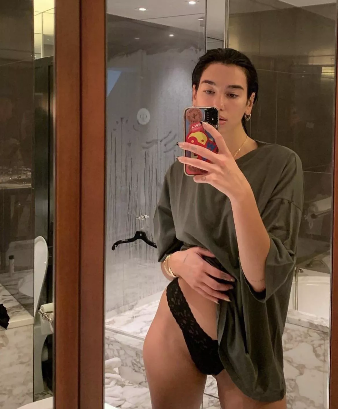 Dua Lipa is so fucking sexy she has me wanting to get Bi so bad