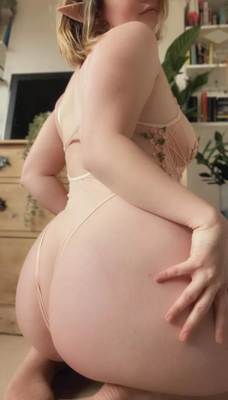 Ever wondered what elf booty looks like