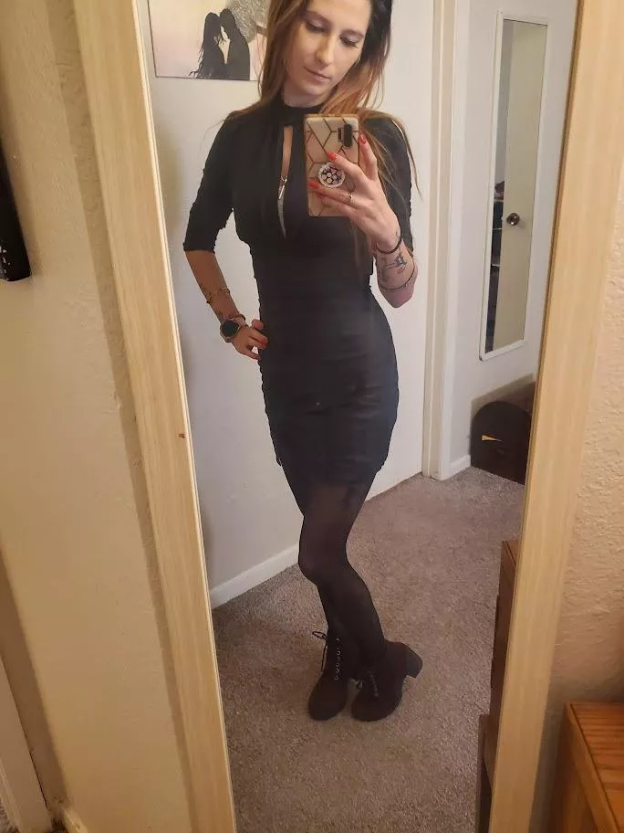 Feeling classy, I love this outfit with the maroon boots