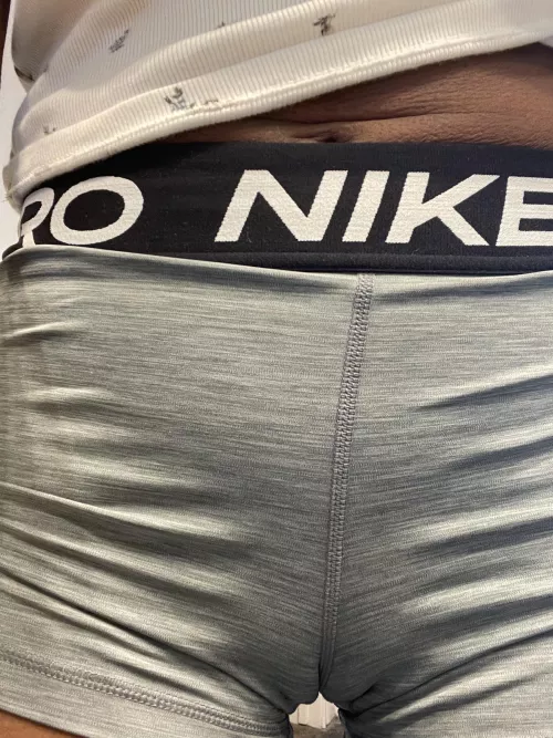 Wow such a pretty camel toe!!😍😋