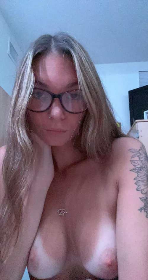 A good day to suck a nice titty😊