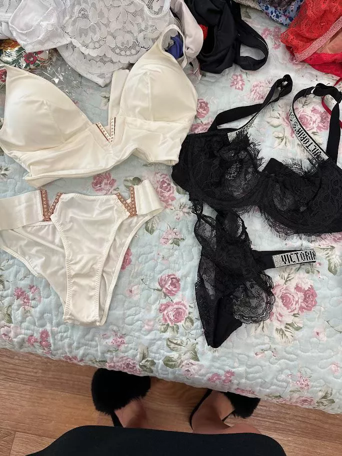 👀Black or white? which more tassty?