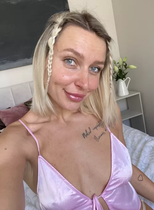 Blonde looking as a barbie girl today 💗