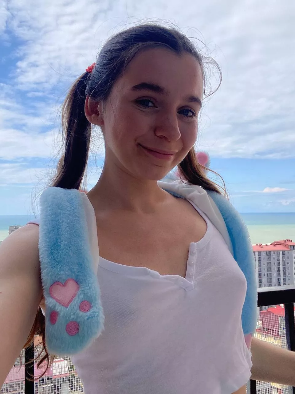 Blue sky, blue paws, good day😹