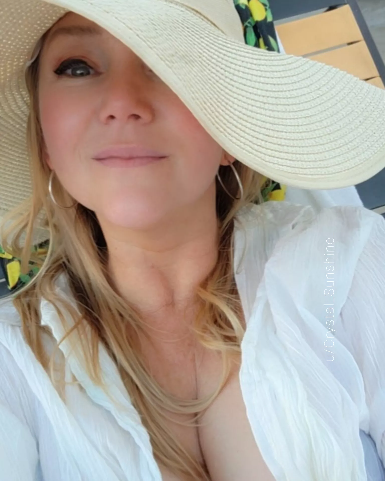 I love a big hat! [F49]