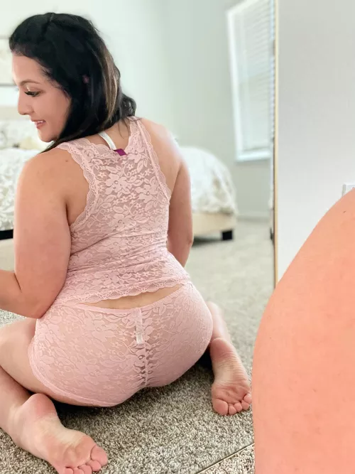 If you like thick milfs look no further