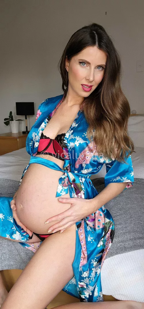 I'm actually 9 months pregnant on this pic 🫢