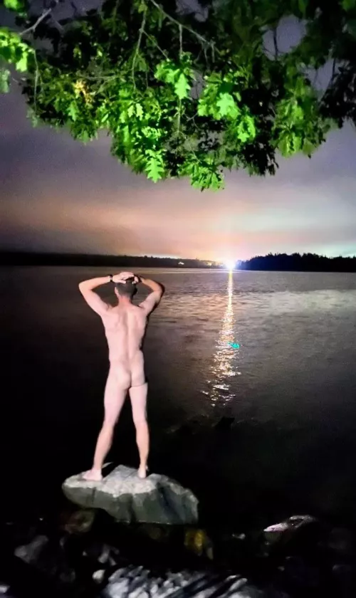 Looking out over the ocean 🌊 🍑😉