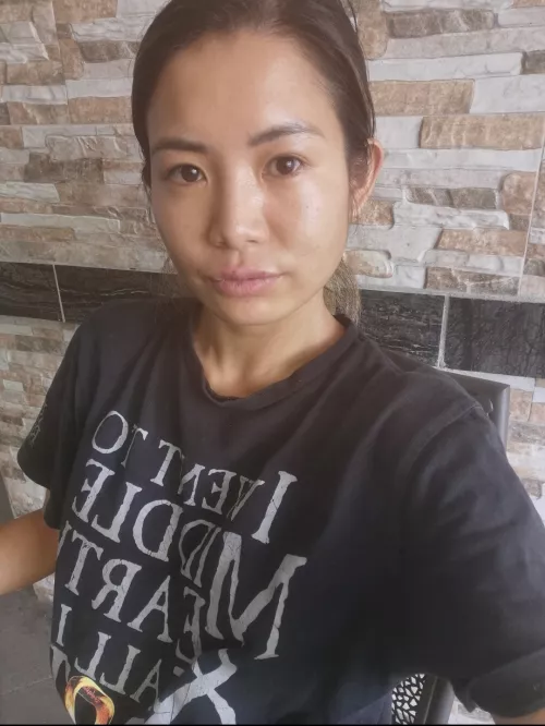 No makeup, just t-shirt look