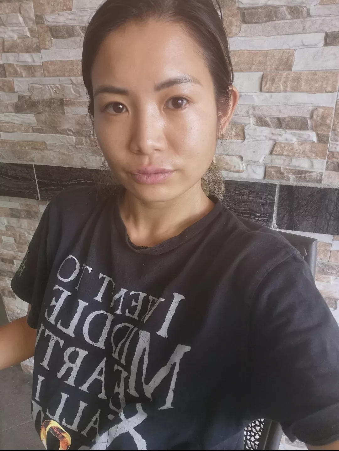 No makeup, just t-shirt look