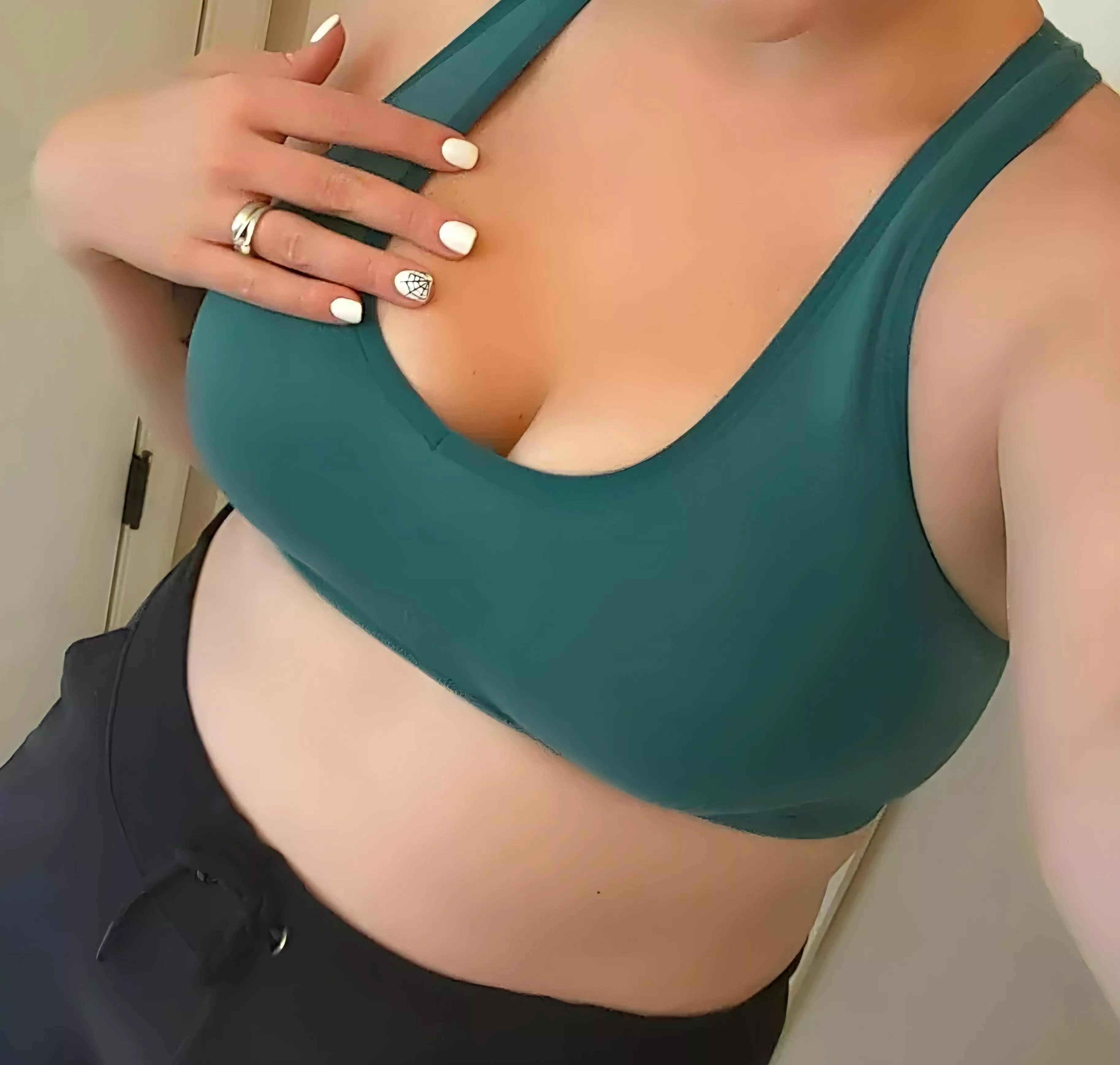 Sports bra and fresh manicure, can't go wrong