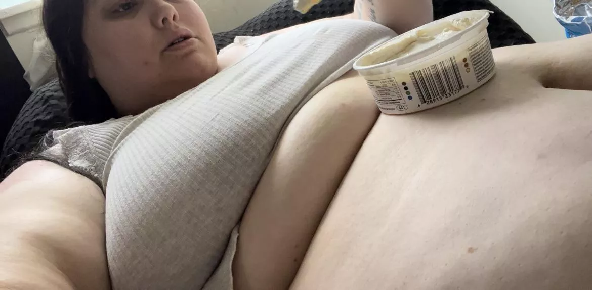 Using your belly as a table 😍