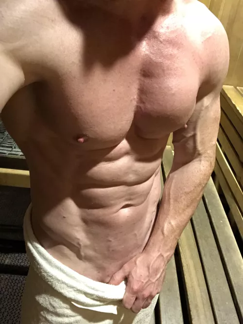 Workout done. Now ti(m)e for a quick sauna session before hitting the shower 🚿